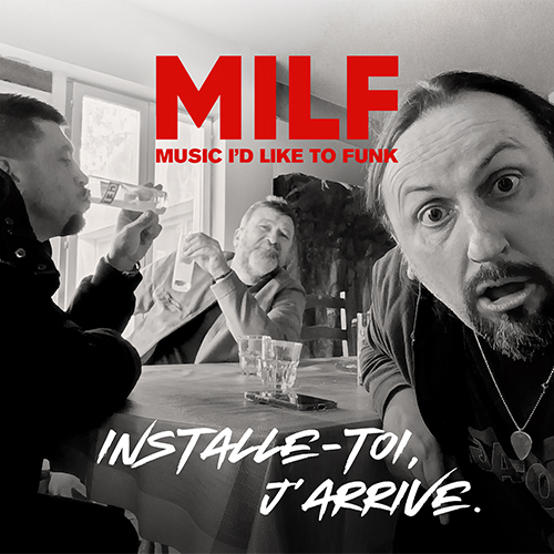 Artwork de l'album Installe-toi, j'arrive : chaise rouge posée sur la pierre