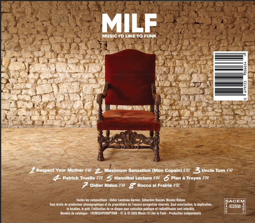 Décor de l'album MILF : chaise rouge posée sur un mur de pierre